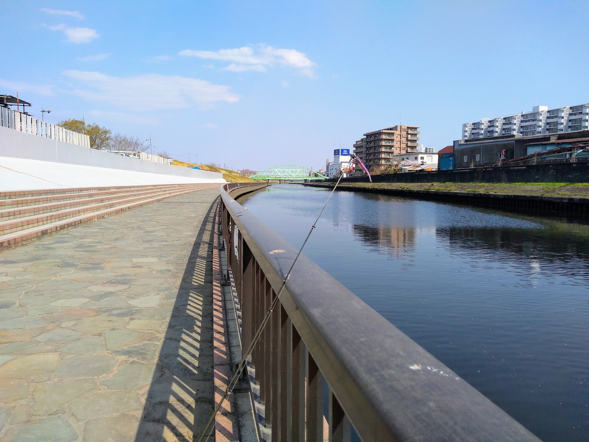 花見がてらにロッド忍ばせ岩淵水門 新河岸川 浮間公園散歩 すみだ川 橋とツリーと竿と僕